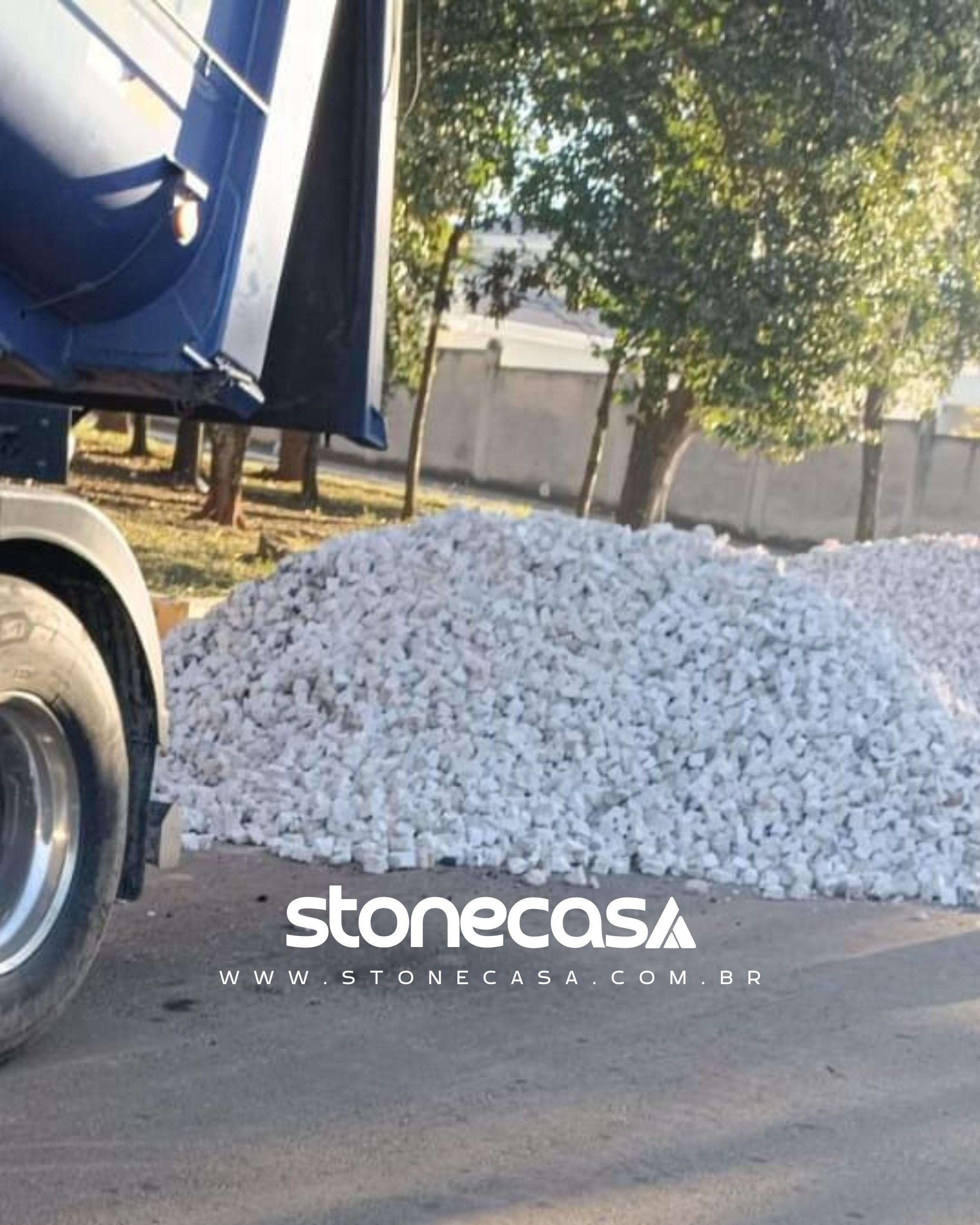 Pedra Portuguesa Branco Neve Agatha | Stone Casa pedra portuguesa branco neve agatha aplicada com padrão de lote e entrega direto na obra Stone Casa
